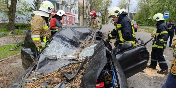 Найбільше руйнувань через буревій у 3 областях, у Запоріжжі вітер зірвав дах зали під час концерту – МВС