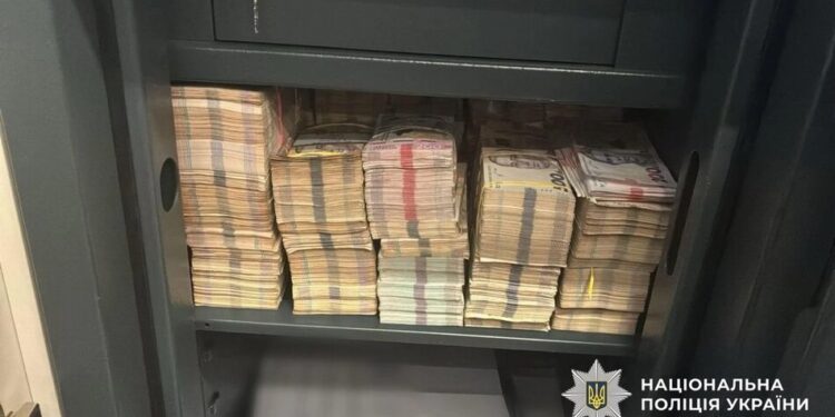 Наркоторгівля через мережу магазинів, call-центри та погрози – в Україні провели сотні обшуків і викрили угруповання "Хімпром"