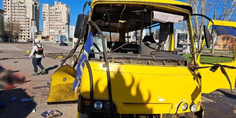 Кількість постраждалих через удар рф по маршрутці в Нікополі зросла