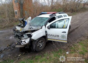 росіяни цілеспрямовано атакували поліцейське авто на Сумщині, поранено правоохоронця