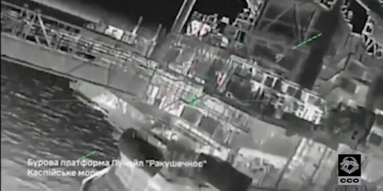 Удар за 1000 км від лінії фронту – у ССО показали унікальні кадри ураження бурових платформ рф