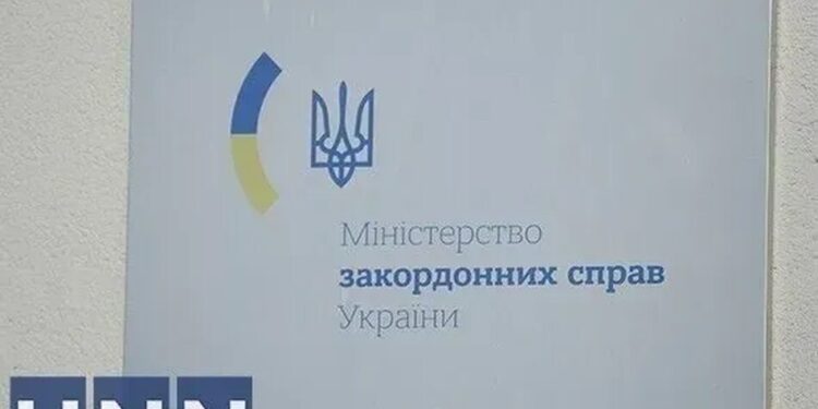 Українцям за кордоном хочуть спростити видачу ідентифікаційного коду – МЗС