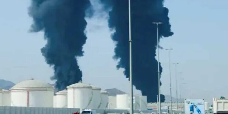 Троє людей постраждали внаслідок удару іранського дрона по нафтовому порту Еміратів