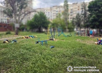 Обстріл дитячого майданчика у Херсоні: загинув чоловік, його дружина та доньки поранені