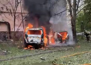 Ворог атакував Одесу безпілотниками – двоє постраждалих, загорілися автомобілі
