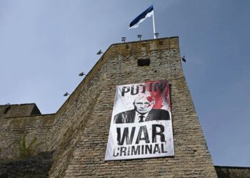 Музей в естонській Нарві до 9 травня вивісив банер "путін – воєнний злочинець"