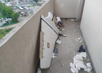 Під Києвом ворожий дрон влучив у технічний балкон багатоповерхівки