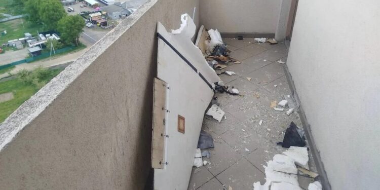 Під Києвом ворожий дрон влучив у технічний балкон багатоповерхівки