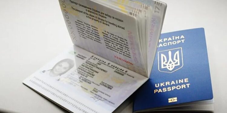 Термін отримання паспортів у консульствах для українців за кордоном скоротять – МЗС