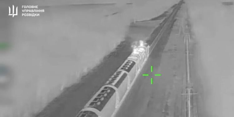"Примари" вразили п'ять поїздів з військовою технікою в окупованому Криму. У ГУР показали ексклюзивні кадри