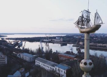 Ворог атакував Миколаїв балістикою, двоє людей постраждали