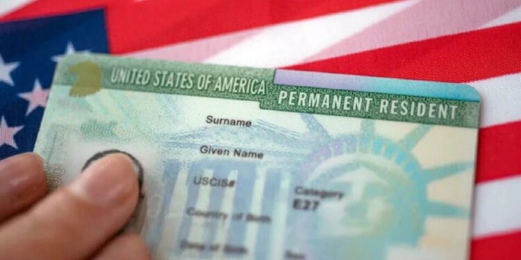 Нові правила отримання грін-карт: Трамп вимагає від заявників покинути США