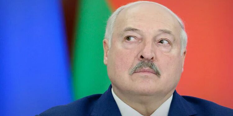 У білорусі заявили про телефонну розмову Макрона з лукашенком