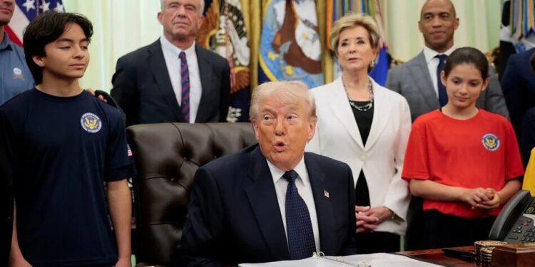 Трамп очікує на повний крах фінансової системи Ірану через блокаду