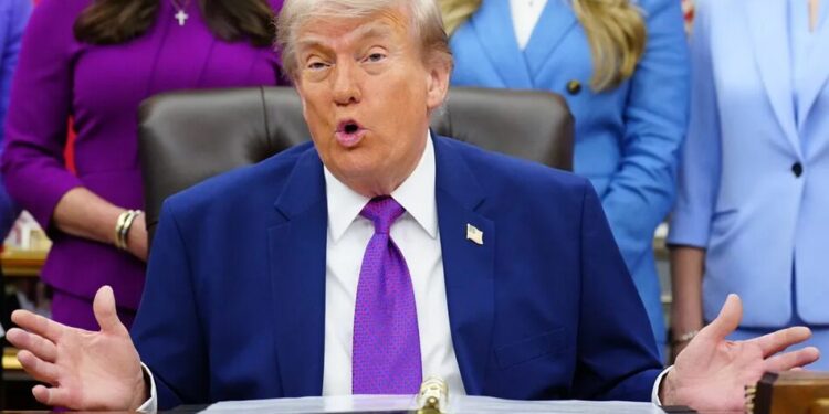 Трамп заявив, що припинення вогню в Ірані "на апараті штучного дихання"