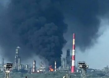 У рф повідомили про атаку дронів у сизрані, під ударом НПЗ