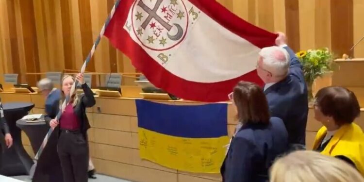 Швеція передала Україні унікальну копію бойової хоругви гетьмана Богдана Хмельницького