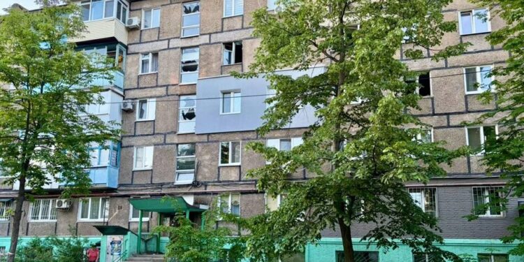 Ранкова атака на Дніпро: поранено жінку, пошкоджено кілька будинків