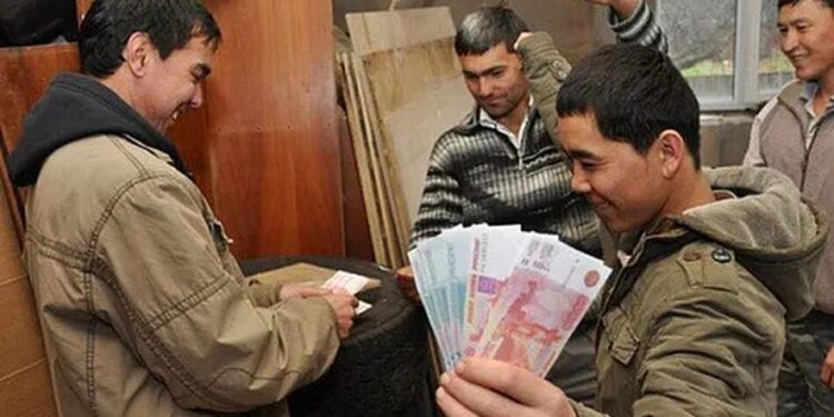 росія прив’язує мігрантів до війни через гроші – розвідка