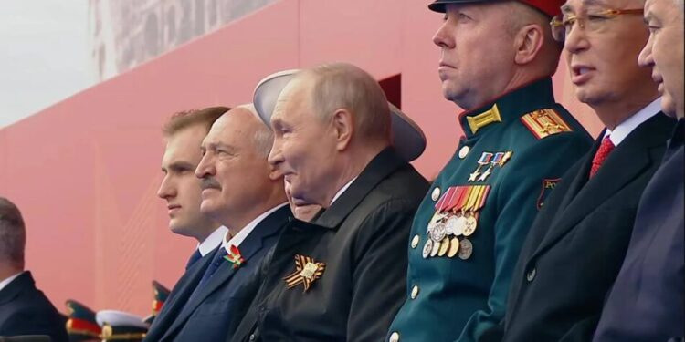 Без військової техніки, але з корейцями. Парад у москві 9 травня став найскромнішим – тривав лише 45 хвилин