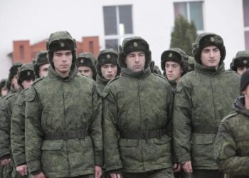 росіянам почали масово видавати "мобілізаційні приписи" у військкоматах
