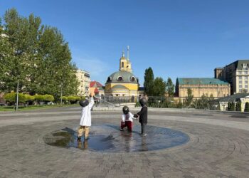Малюків-засновників Києва вдягли у вишиванки різних областей