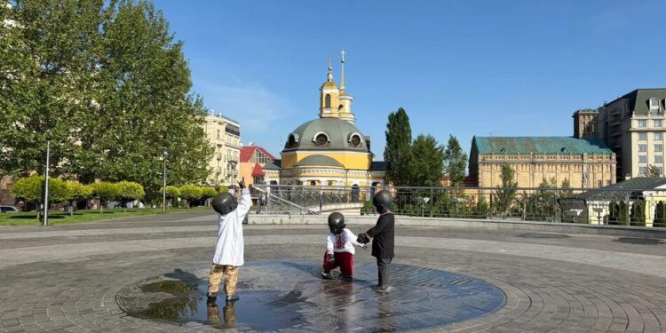 Малюків-засновників Києва вдягли у вишиванки різних областей