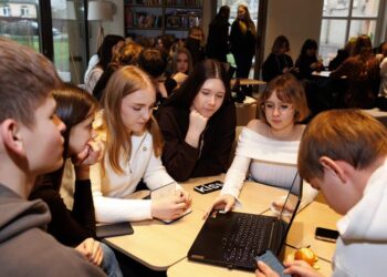 Талановиті підлітки вчаться мислити як підприємці: у Бучі завершилися менторські сесії програми "Бізнес та менеджмент"