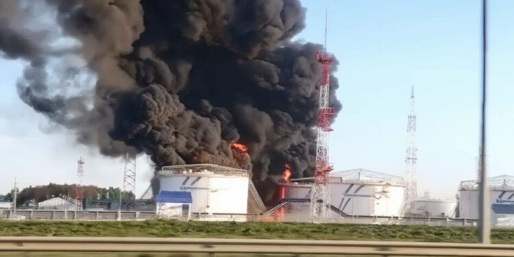 У підмосков’ї після атаки дронів спалахнула нафтоналивна станція – Astra