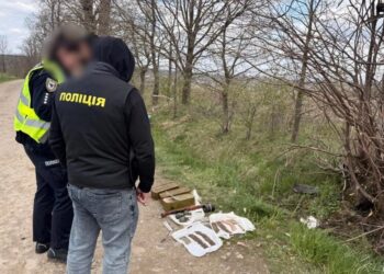 В Україні виявили 20 схронів і вилучили понад 1000 одиниць зброї – поліція показала кадри