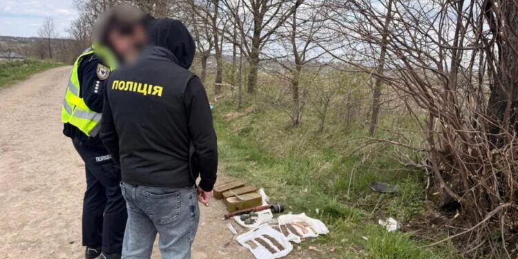 В Україні виявили 20 схронів і вилучили понад 1000 одиниць зброї – поліція показала кадри