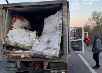 Російський дрон атакував хлібний фургон на трасі на Харківщині, є поранені