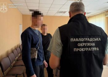Душив та утримував у квартирі: на Дніпропетровщині чоловік катував вагітну 16-річну співмешканку