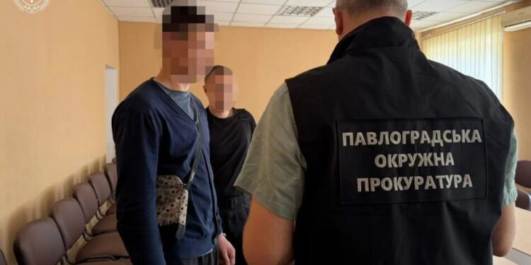 Душив та утримував у квартирі: на Дніпропетровщині чоловік катував вагітну 16-річну співмешканку