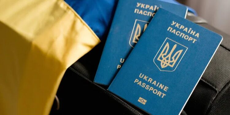 В Україні дозволили виїзд за кордон усім жінкам незалежно від посад