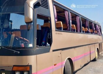 На Дніпропетровщині ворог завдав удару біля АЗС: пошкоджено автобус, що перевозив дітей, є поранені