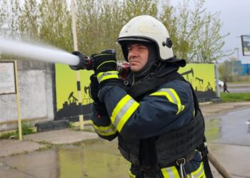 Дрони рф вдарили по АЗС на Харківщині, пошкоджені авто, є поранені – ДСНС