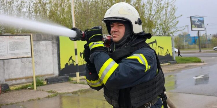 Дрони рф вдарили по АЗС на Харківщині, пошкоджені авто, є поранені – ДСНС