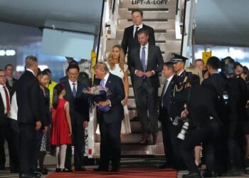 Пишна церемонія та сотні "гвардійців": Трамп приземлився в Пекіні