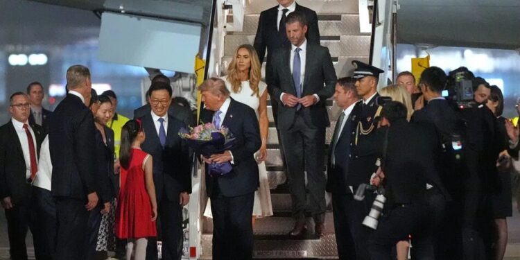 Пишна церемонія та сотні "гвардійців": Трамп приземлився в Пекіні
