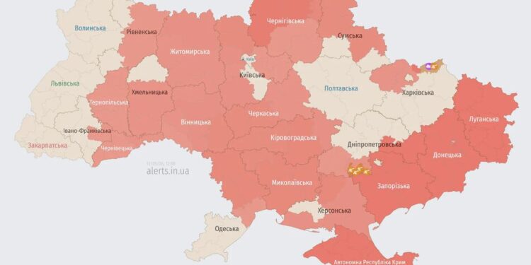 Повітряна тривога на тлі загрози дронів поширилася на захід, на Хмельниччині є травмовані