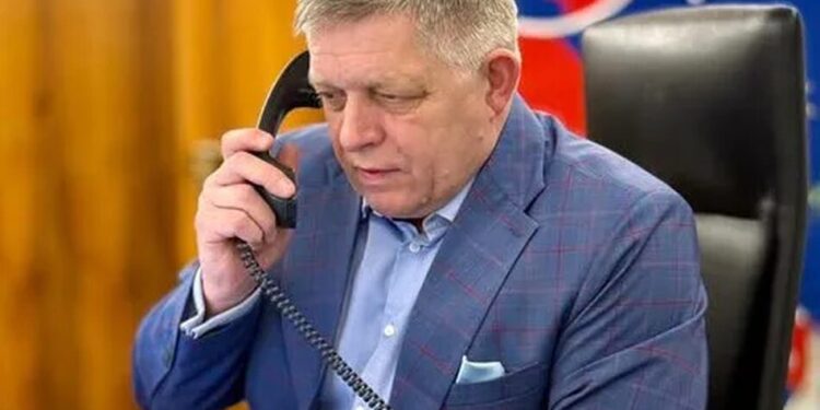 Фіцо після розмови із Зеленським заявив, що мирна угода з рф неможлива без згоди України