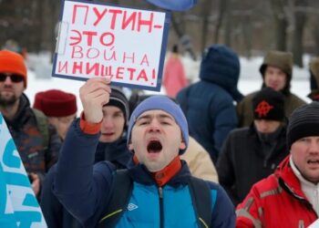 Щоб врятувати рейтинг путіна, соціологам кремля довелося змінити методику – розвідка