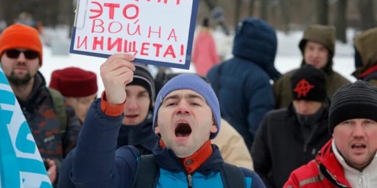 Щоб врятувати рейтинг путіна, соціологам кремля довелося змінити методику – розвідка