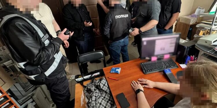 На Київщині посадовця селищної ради підозрюють у вимаганні половини компенсації за "єВідновлення"