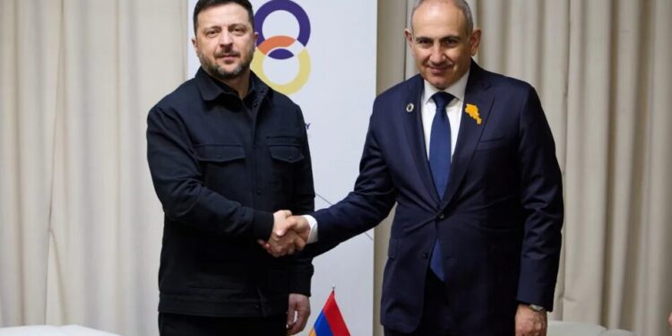 Зеленський після першого за 24 роки візиту президента до Вірменії запропонував засідання у Києві