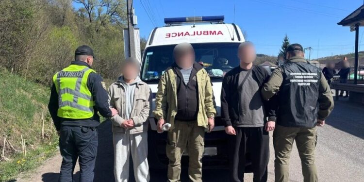 На Закарпатті викрили схему переправлення чоловіків за кордон під виглядом "швидкої"