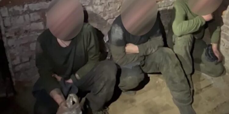 Поблизу Вовчанська прикордонники "Форпосту" взяли в полон трьох російських окупантів