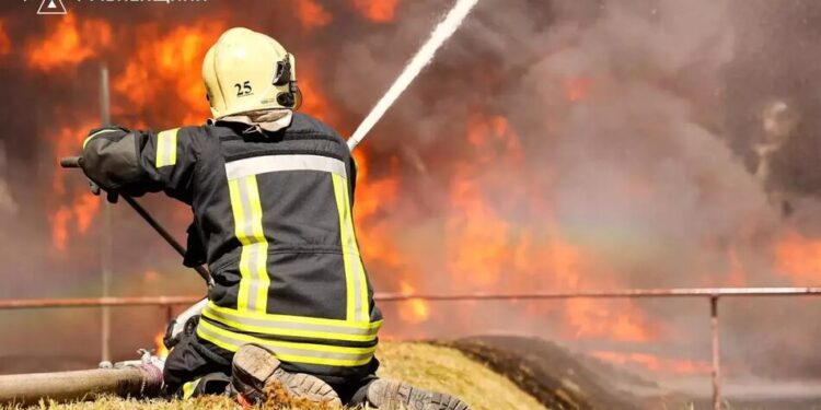 Пожежу після атаки рф на підприємство на Рівненщині гасили весь день