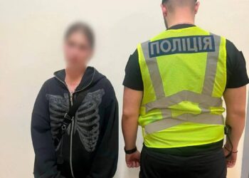 У Києві затримали дівчину, яка через зауваження вдарила військового пляшкою по голові